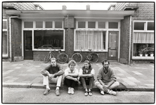 404392 Afbeelding van enkele medewerkers van de Stichting Pandjes voor begeleid kamerbewonen in Utrecht, voor het ...